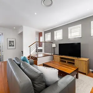 https://seaside-beach-house.queenslandhotels.net